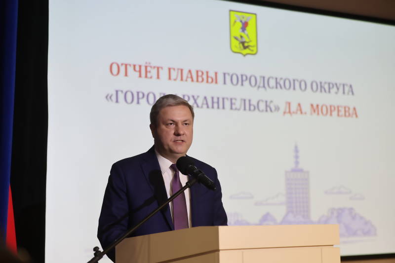 Глава Архангельска выступает с отчетом о работе в 2024 году.