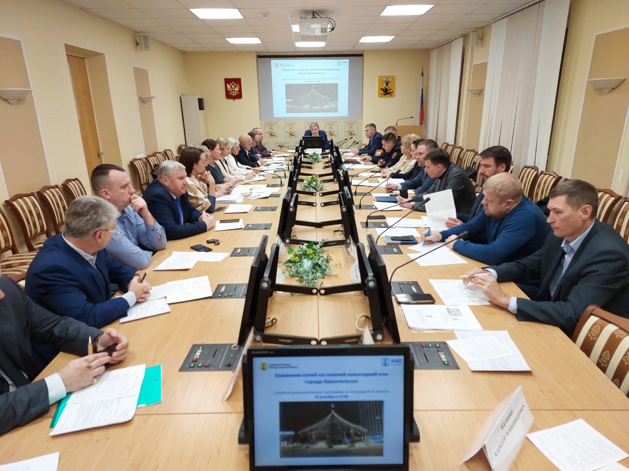 В Архангельске продолжается подготовка к Новому году.