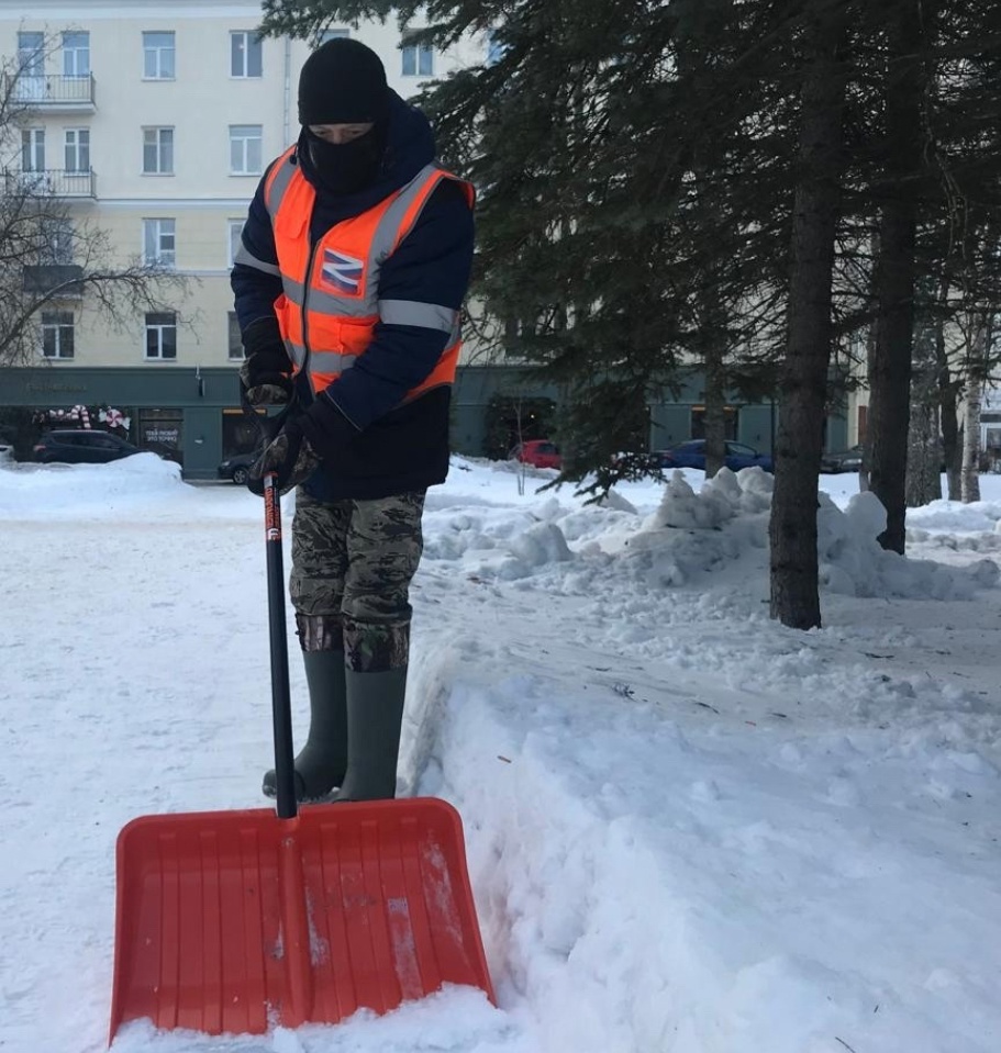 Михаил Мельников, бригадир «Чистого города», гордится своей работой.
